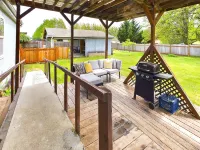 Charming Bungalow Hideaway with Expansive Backyard - Cozy Retreat