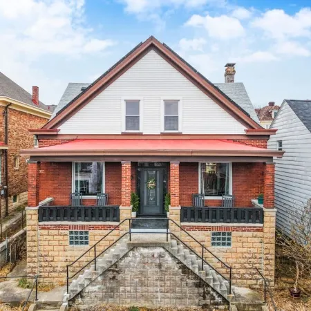 NEW! Stunning 5bdr game+movie room, VIEW, Parking!