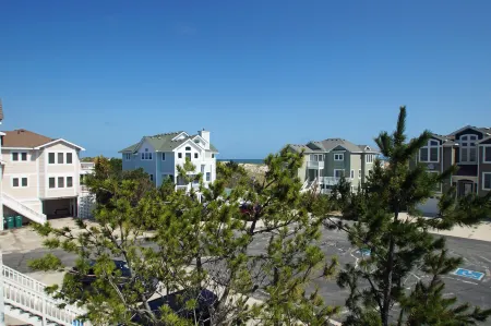 Close to Beach with Ample Amenities - Spacious Charming Cottage Отели в г. Карритак