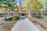 Comfortable ground-level studio w/ mountain views -walk to the bus stop