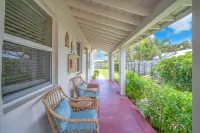 Modern Amenities and Cozy Living Space - Charming Tropical Retreat