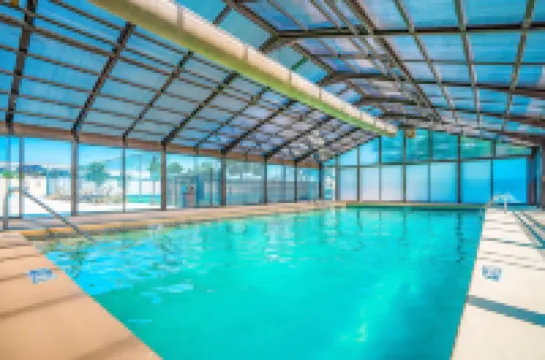 All-season retreat on golf course with indoor/outdoor pools, hot tub, central AC