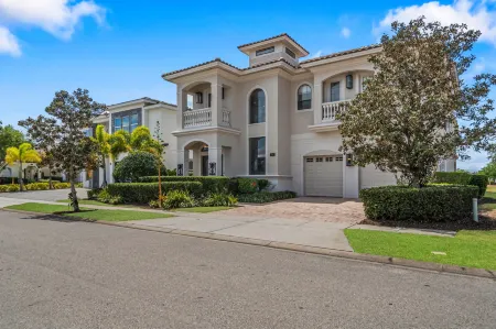 Entertainment Oasis and Private Pool - Stunning Luxury Getaway