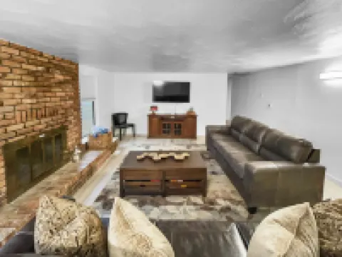 Cozy Hideaway with Modern Amenities - Inviting Mountain Retreat