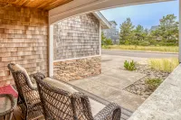 Woodland Trails and Hot Tub Retreat - Captivating Coastal Haven