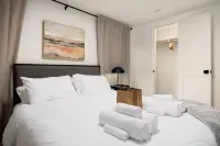 Stylish Retreat - High-Speed WiFi, Modern Design Hotels in Morton Township