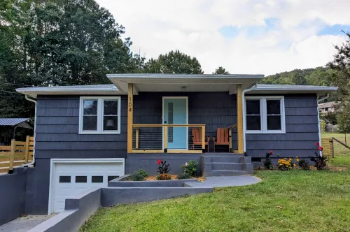 Charming Fenced Yard and Cozy Fire Pit - Enchanting Mountain Retreat Hotels in Swannanoa