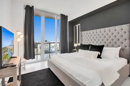 Private Rooftop and Breathtaking Views - Stunning Penthouse Oasis