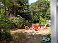 Charming Retreat with Fire Pit and Beautiful Garden - Tranquil Escape Coast Guard Beach附近的飯店