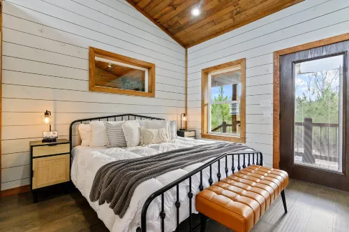 Black Bear Den Hotels in McCurtain County