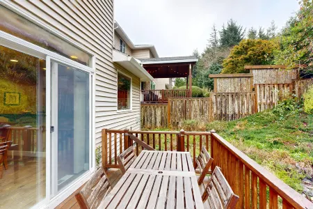 Modern Ocean Highlands home with Netarts Bay & ocean views, fireplace - dogs OK Отели в г. Нетартс