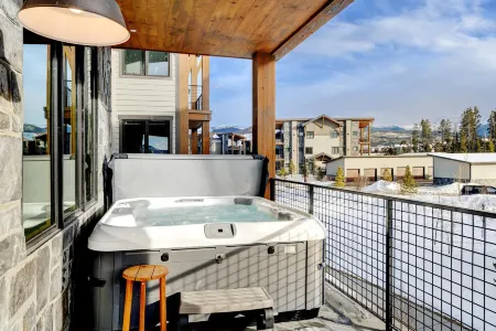 Mountain Retreat with Private Hot Tub and Cozy Ambiance - Exquisite Escape