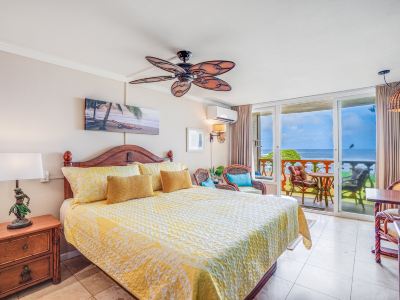 Oceanfront Studio with Private Lanai - Serene Tropical Escape