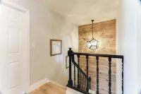 CHARMING 3 BEDROOM LAKE FRONT HOUSE WITH FAST WIFI IN DISCOVERY BAY