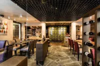 Rooftop Lounge, Pool and Fitness Center - Stylish Oasis