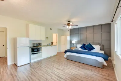 Hot Tub, River Access, and Walkable Location - Charming Retreat فنادق في White County