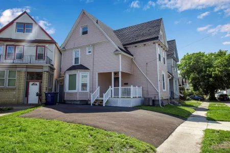 Charming 3-Br House in lovely Buffalo with AC, WiFi & Free Parking