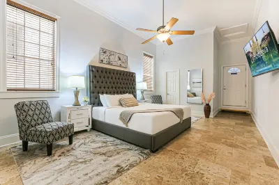 Modern 3Br Condo with Pool Hotels in 