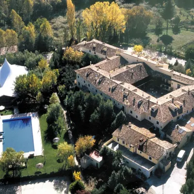 Hotel Resort Cueva del Fraile โรงแรมใกล้บ้านแขวนริมผาแห่งกูเองกา