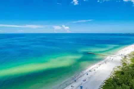 Ami Lighthouse Cottage-One Minute Walk to the Beach-Keyless Locks Отели в г. Брадентон Бич