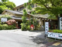 Momijiya Honkan Takaosansou Hotels near Takao