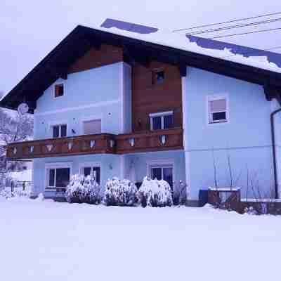 Alie Gusta Hotel Exterior