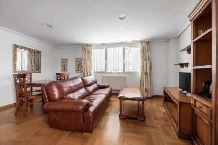 Apartamentos El Cid Отели рядом с достопримечательностью «Salón del Reino de los Testigos de Jehová»