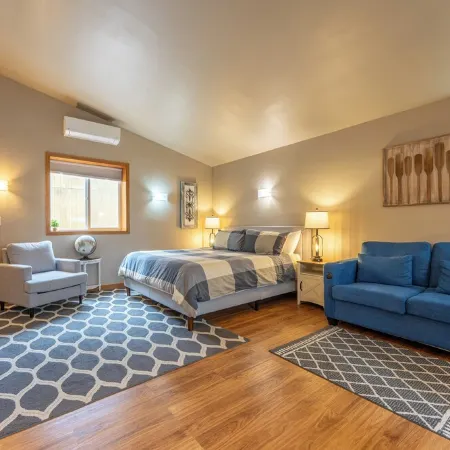 A Taste of Ely studio apartment, king bed