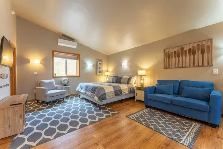 A Taste of Ely studio apartment, king bed