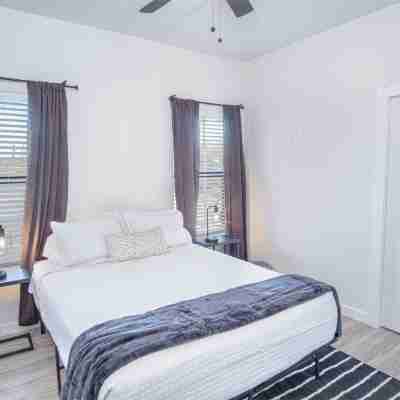 Spectacular 3 Br Plus 2 and a Half BA Apt Near Downtown Rooms