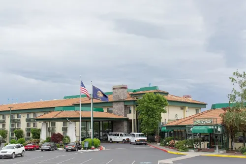 Rogue Regency Inn & Suites Các khách sạn ở Medford