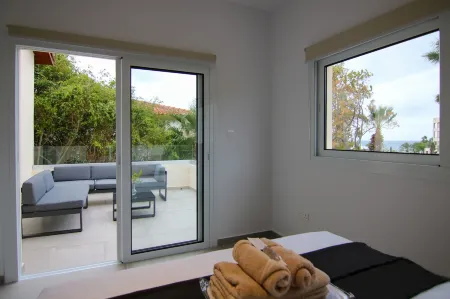 Phaedrus Living: Seaside Modern Flat Limnaria 123 Отели рядом с достопримечательностью «Крепость города Пафос»