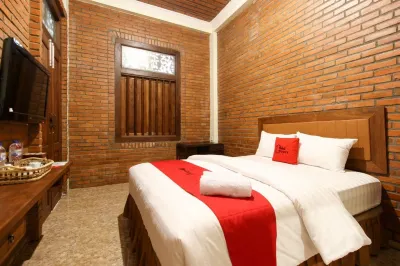 RedDoorz near AMIKOM Yogyakarta 2 Hotel di Kecamatan Depok
