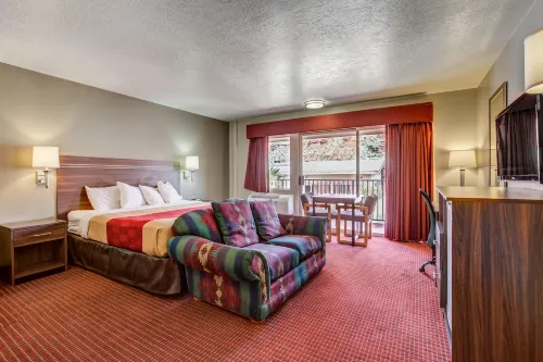 Econo Lodge St George North - Near Pioneer Park - Mountain view