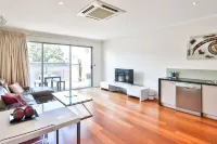 إندولج أبارتمنتس لانج تري