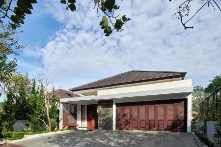 Narwastu Hill 6Br Villa with Pool and Movie Room Отели рядом с достопримечательностью «Wot Batu»