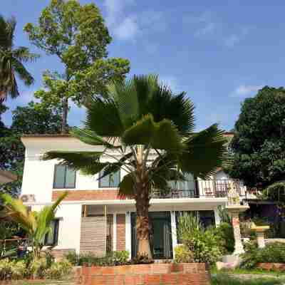 Field-D House Hotel Exterior