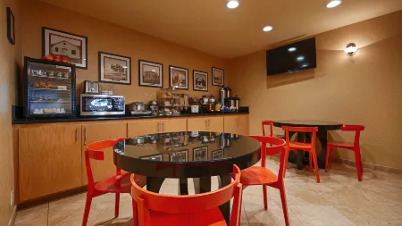 Best Western Pine Tree Motel Отели в г. Чино