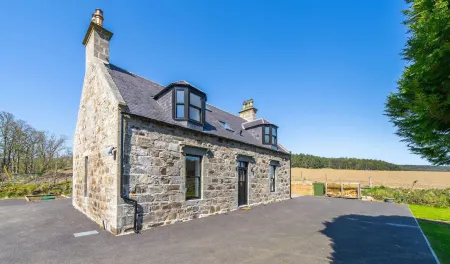 Kirkton Family Farmhouse with Hot Tub, Alford, Aberdeenshire