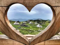 Koča Ojstrica - Velika Planina - con vistas a la montaña