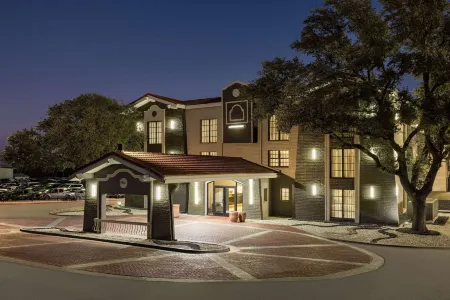 La Quinta Inn by Wyndham San Antonio I-35 N at Toepperwein Отели в г. Конверс