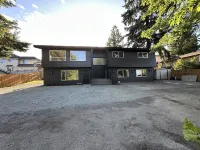 Spacious 4-bedroom Upper unit Flat, SeaTac no fly zone, with WiFi, AC