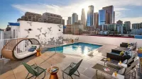 Adorable 2bed Apt with balcony & Rooftop Pool with stunning city skyline views