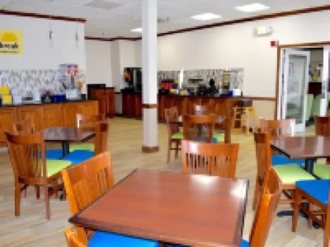 Days Inn & Suites by Wyndham Tucker/Northlake Hotels in Tucker