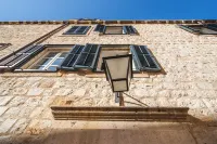 Sunce Palace Apartments with Free Offsite Parking - Kitchen