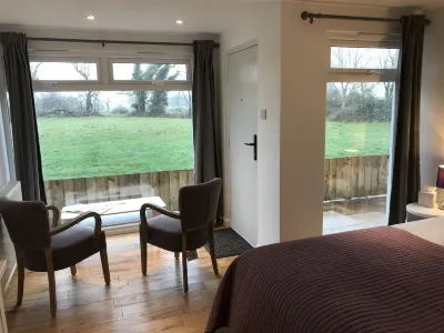 Tor Rooms Hotels near Wingham Wildlife Park