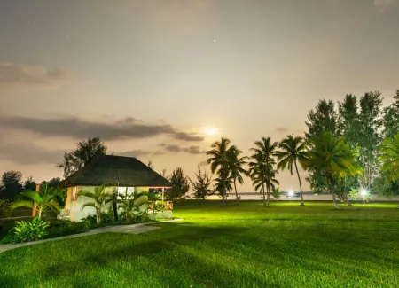 Beachfront Resort Отели в г. Остров Дани