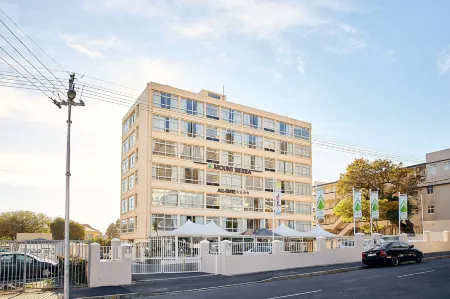 First Group Mount Sierra Отели рядом с достопримечательностью «Devil's Peak»