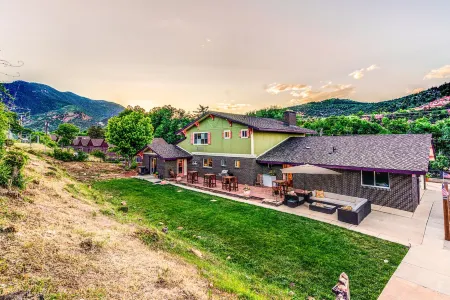 Innhale Resort and Spa Отели рядом с достопримечательностью «Пайкс Пик - Америкас Маунтин»