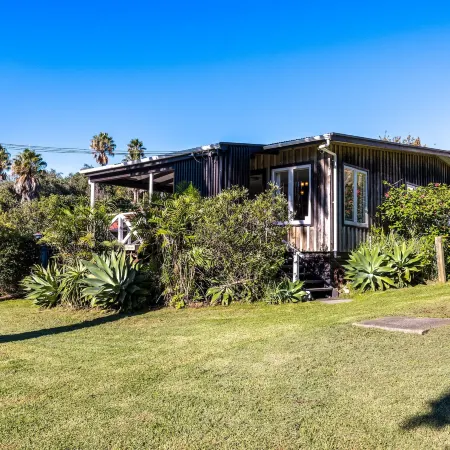 Drop Anchor at Enclosure Bay Beach by Waiheke Unlimited Отели в г. Уэйхек Айленд